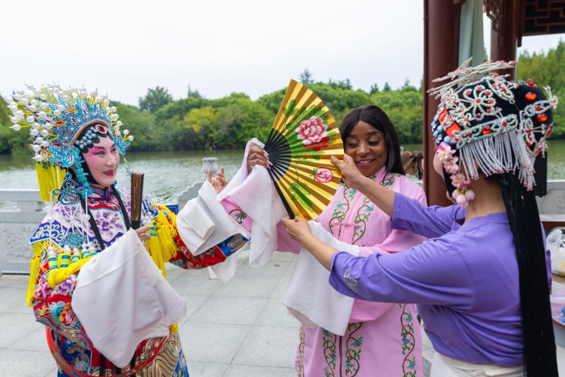 เซรามิกเต๋อฮั่ว-สินค้าเกษตรซงซี ร่วมเวที IFAD-SSTC โชว์อัตลักษณ์ฝูเจี้ยนที่ปักกิ่ง