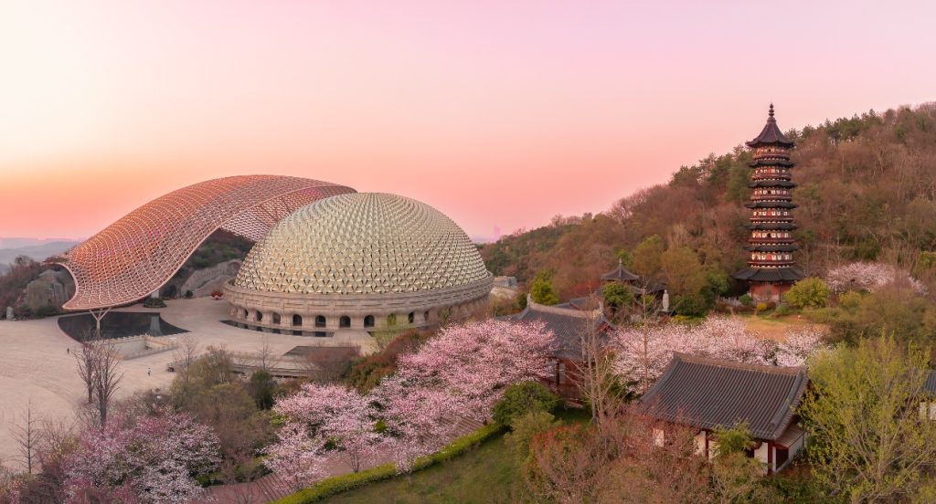 ชวนเที่ยวนครหนานจิง สัมผัสฤดูใบไม้ผลิบนขุนเขาหนิวโส่วซาน เพลิดเพลินวัฒนธรรมจีนโบราณ