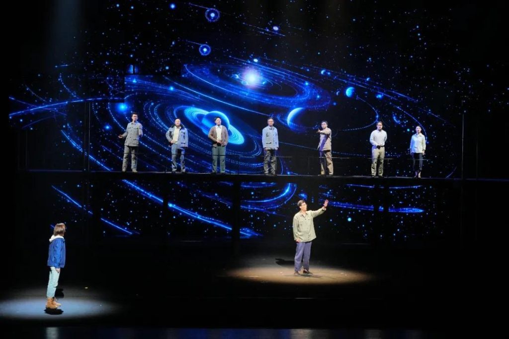 สถาบันเทคโนโลยีฮาร์บินจิตวิญญาณครู-นักวิทยาศาสตร์ผ่านละครเวที “The Stargazers” สะท้อนรากฐานนวัตกรรมจีนยุคใหม่